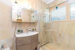 Shower, hair dryer, bidet, towels - Panorama Seaview Kolomban, Ankaran, Slovenia (Ankaran)