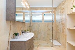 Shower, hair dryer, bidet, towels - Panorama Seaview Kolomban, Ankaran, Slovenia (Ankaran)