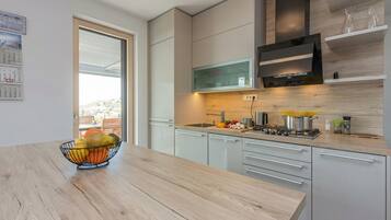 Fridge, oven, stovetop, dishwasher