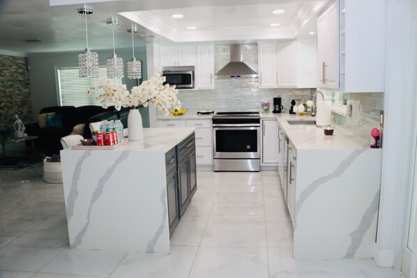 Kjøleskap, mikrobølgeovn, ovn og kokeplater