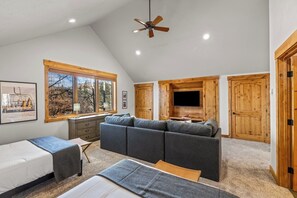 4 slaapkamers, een strijkplank/strijkijzer, reisbedje, gratis wifi