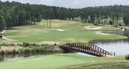 Serene & Modern | 5★ Location, ♛Queen Bed, Parking