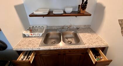 Serene & Modern | 5★ Location, ♛Queen Bed, Parking