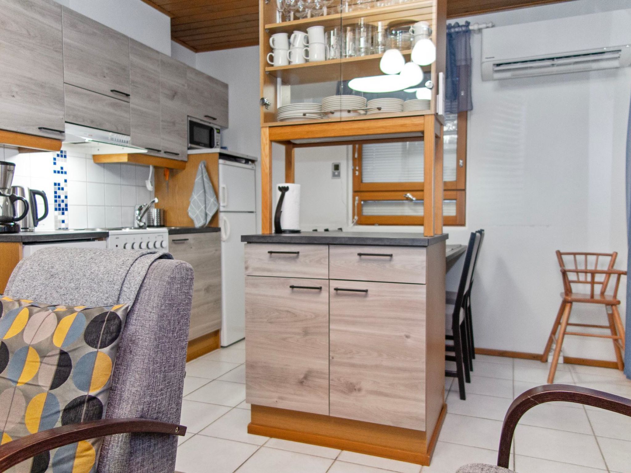 Fridge, microwave, dishwasher, cookware/dishes/utensils