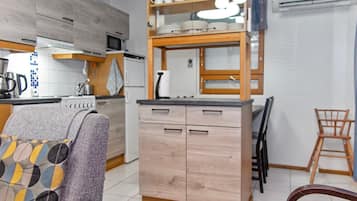 Fridge, microwave, dishwasher, cookware/dishes/utensils