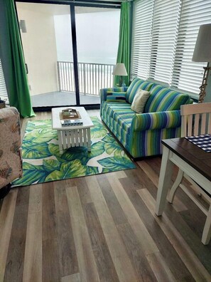 Smart TV, books - TOTAL BEACH VIBE with additional amenities for that perfect getaway. (Panama City Beach)