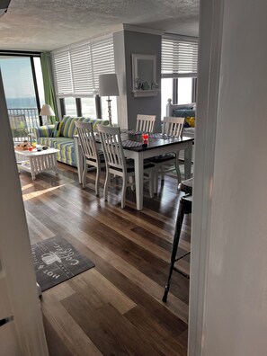 Dining - TOTAL BEACH VIBE with additional amenities for that perfect getaway. (Panama City Beach)