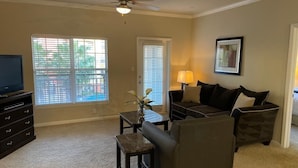 40-inch flat-screen TV with cable channels, TV, Netflix - Lovely Resort Condo (Tampa)