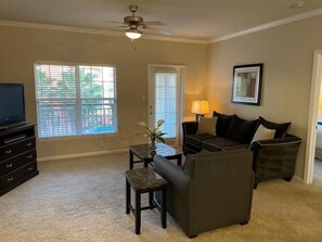 40-inch flat-screen TV with cable channels, TV, Netflix - Lovely Resort Condo (Tampa)