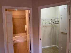Badewanne und Dusche (separat), Regendusche, kostenlose Toilettenartikel