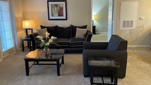 40-inch flat-screen TV with cable channels, TV, Netflix - Lovely Resort Condo (Tampa)