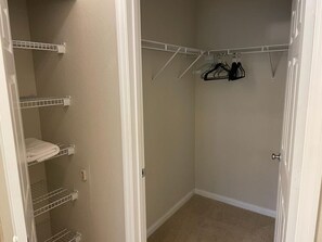 2 bedrooms, premium bedding, free WiFi, bed sheets - Lovely Resort Condo (Tampa)