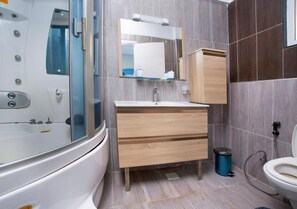 Combined shower/bathtub, towels - Casa Misa Lantana (Nairobi)