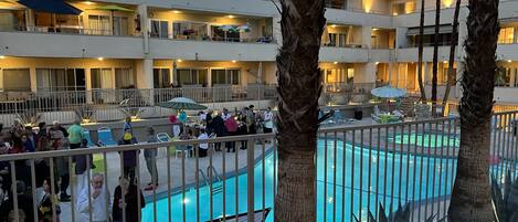 حمّام سباحة خارجي، حمّام سباحة مُدفَّأ