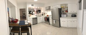 Fridge, microwave, oven, stovetop - Fantastic Location! Heart of PS!
Stunning! Stays 60 days or more get 15% off (Palm Springs)