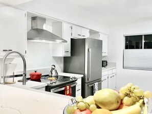 Frigorifero, microonde, forno, piano cottura