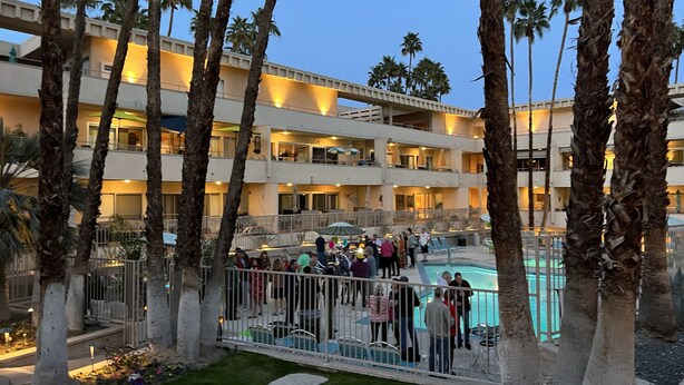 A multi-story hotel with a pool area surrounded by palm trees. - BIG DISCOUNTS ! Fabulous DOWNTOWN Palm Springs! Gorgeous Mid Century. BEST area! (Palm Springs)