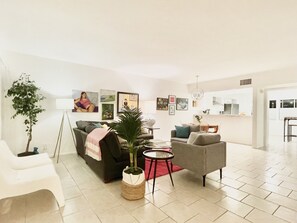 Smart TV - Fantastic Location! Heart of PS!
Stunning! Stays 60 days or more get 15% off (Palm Springs)