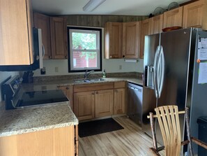 Een koelkast, een magnetron, een oven, een kookplaat