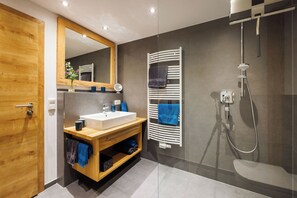 Bruser, hårtørrer, håndklæder