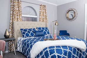 2 bedrooms, iron/ironing board, free WiFi, bed sheets - Modern Designer Condo Near I55 w/Balcony (Jackson)