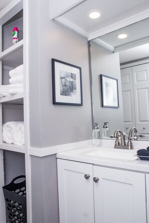 Combined shower/tub, hair dryer, towels, soap - Modern Designer Condo Near I55 w/Balcony (Jackson)