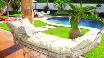 تلفزيون ذكي بحجم 32-بوصة يعرض قنوات تلفزيونية باشتراك مدفوع