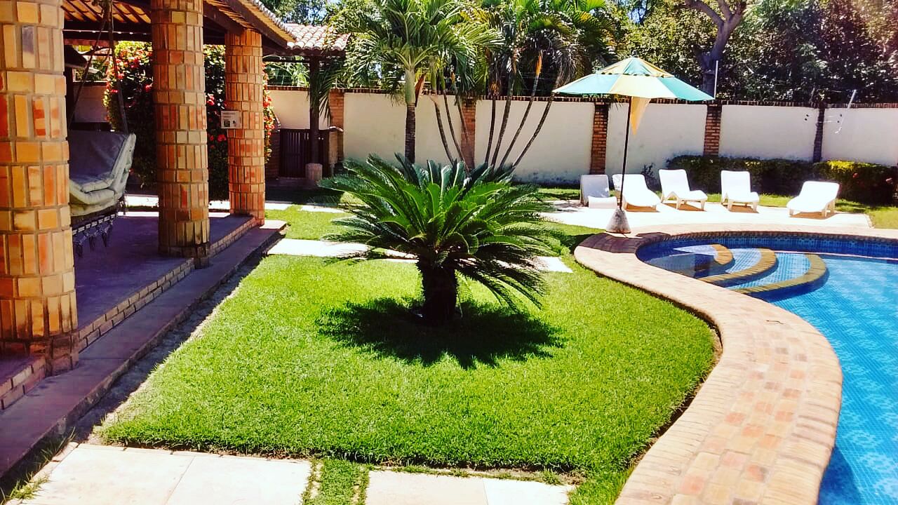 تلفزيون ذكي بحجم 32-بوصة يعرض قنوات تلفزيونية ب اشتراك مدفوع