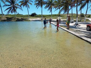 In Strandnähe, weißer Sandstrand, 7 Strandbars