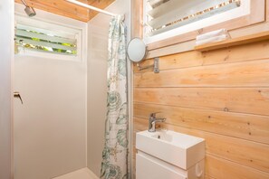 Ilmaiset hygieniatuotteet, hiustenkuivaaja, pyyhkeet, saippua