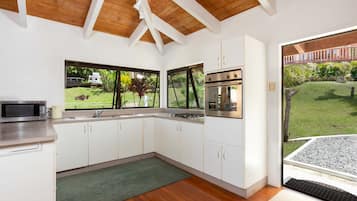 Muri Motu Outlook House | Private kitchen