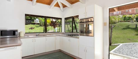 Muri Motu Outlook House | Private kitchen
