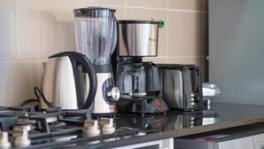 ثلاجة/مجمد بحجم كبير، ميكروويف، فرن، موقد طهي مسطح
