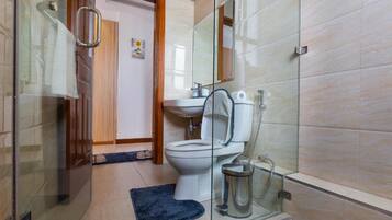 Departamento, 1 habitación | Baño | Tina con regadera y toallas