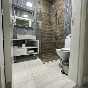 Regadera, amenidades de baño gratuitas, secadora de cabello, pantuflas