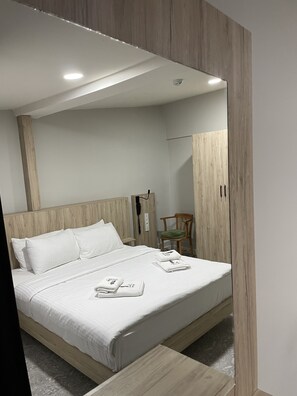 Habitación doble Deluxe, 1 cama Queen size | Caja de seguridad en la habitación y decoración personalizada