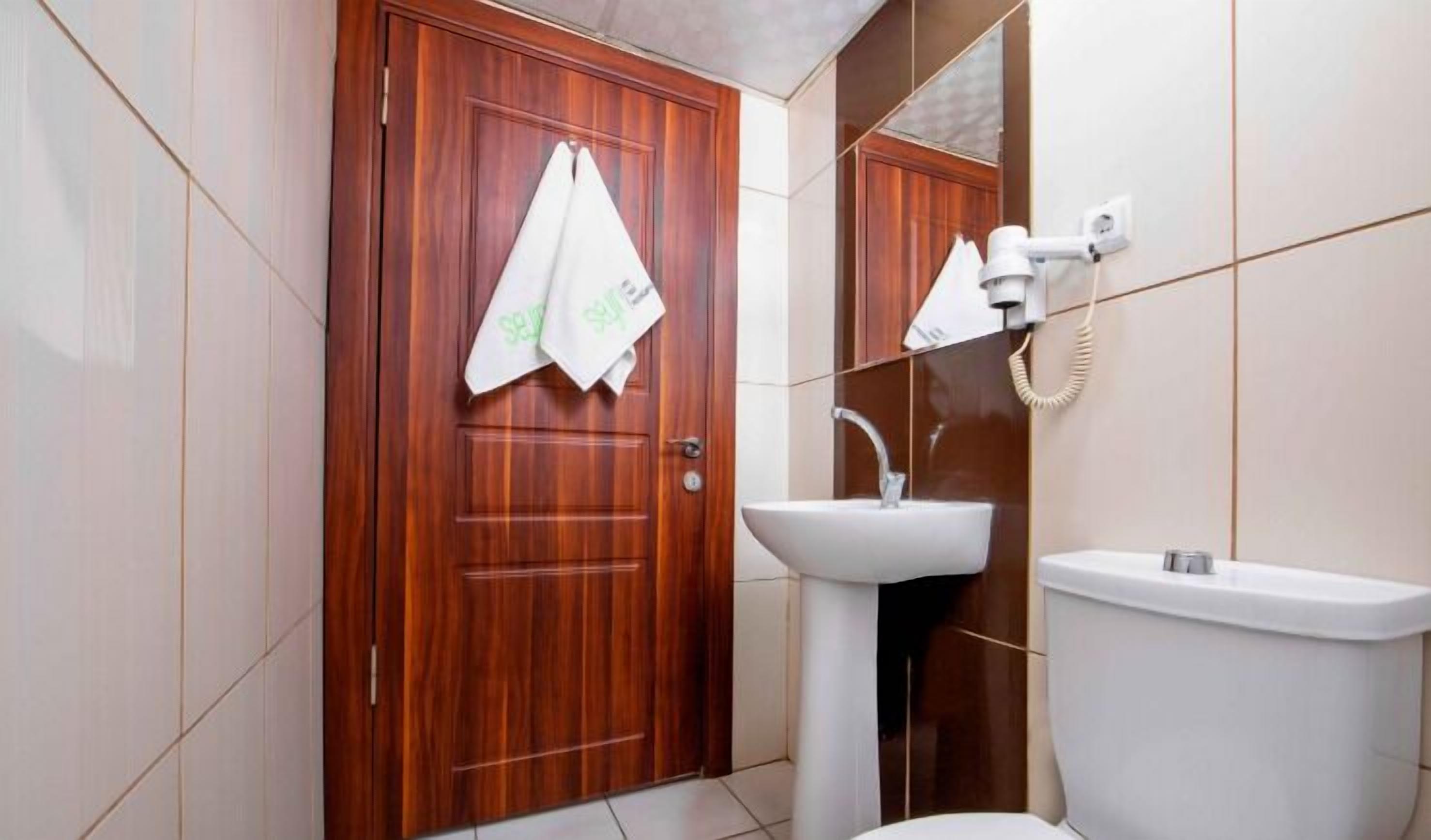 junior twin room | bathroom | shower, slippers, towels, soap