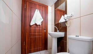 Habitación junior con 2 camas individuales | Baño | Regadera, pantuflas, toallas, jabón 