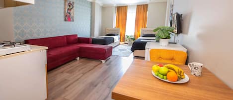 Quarto duplo clássico | Roupas de cama premium, escrivaninha, espaço de trabalho para notebook