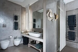 Shower, towels