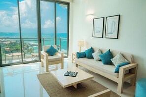 Decoración personalizada, muebles diferentes, escritorio y wifi gratis 