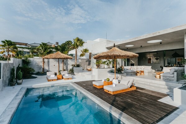 Outdoor pool, sun loungers - Concrete Retreat (Canggu)