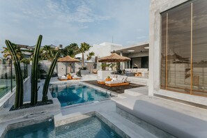 Outdoor pool, pool loungers - Concrete Retreat (Canggu)