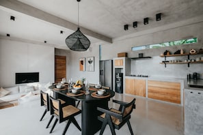 Villa de lujo | Cocina privada | Refrigerador con congelador, parrilla de estufa y tostadora 
