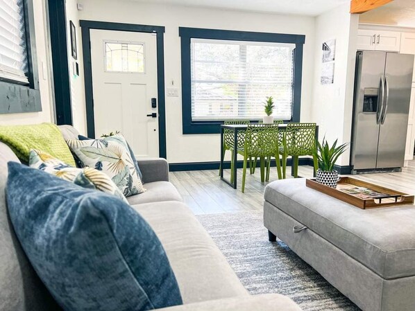 Smart TV - Charming Bungalow centrally located in South Tampa (Tampa)