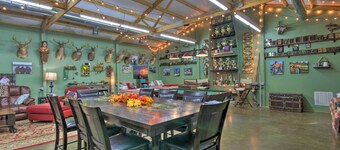 Pool & Fire Pit! 'Outlaw Gameroom' in St Matthews