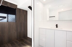 Bathtub, towels