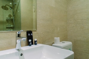 Zimmer | Badezimmer | Dusche, kostenlose Toilettenartikel, Handtücher