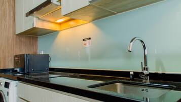 Room | Private kitchen | Fridge, stovetop, cookware/dishes/utensils