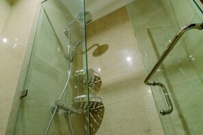 Zimmer | Badezimmer | Dusche, kostenlose Toilettenartikel, Handtücher